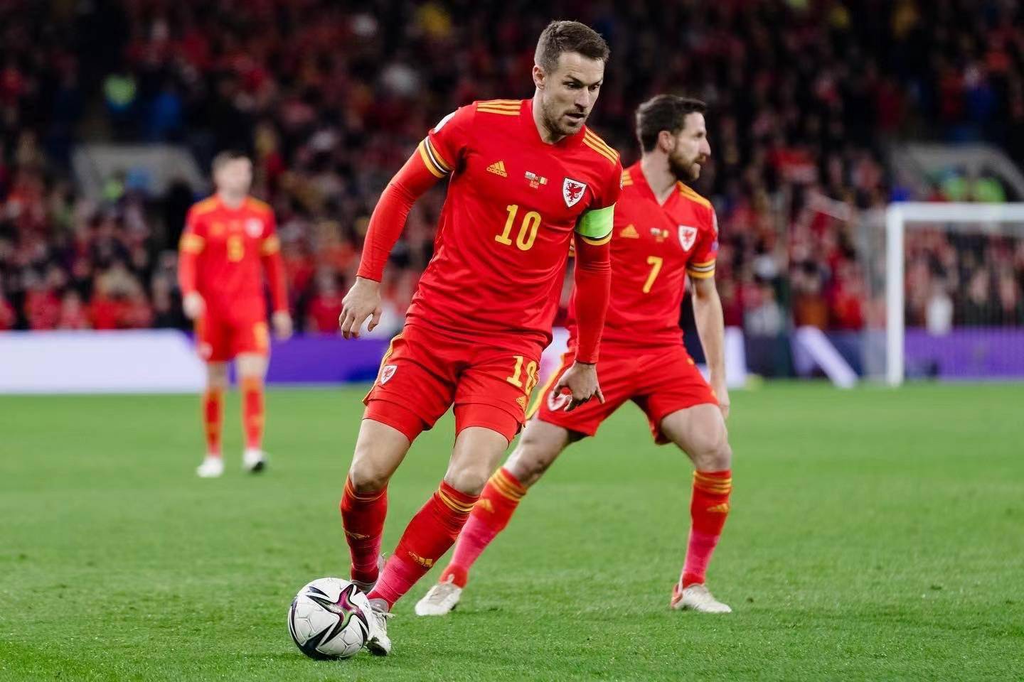 包含德布劳内巅峰对决,詹姆斯与70激战巴黎圣日耳曼分钟,战术调整胜负难料!的词条 包含德布劳内巅峰对决,詹姆斯与70激战巴黎圣日耳曼分钟,战术调整胜负难料!的词条